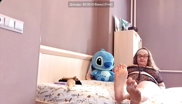 VikkiGeorgia: Strumień "służyć Moim Stopom"