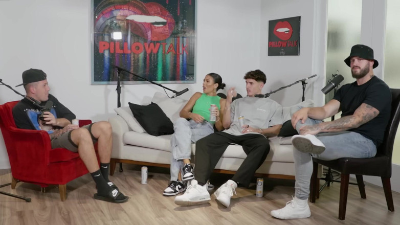 Pillow Talk: Cam Holmes su, l con Emily Faye Miller