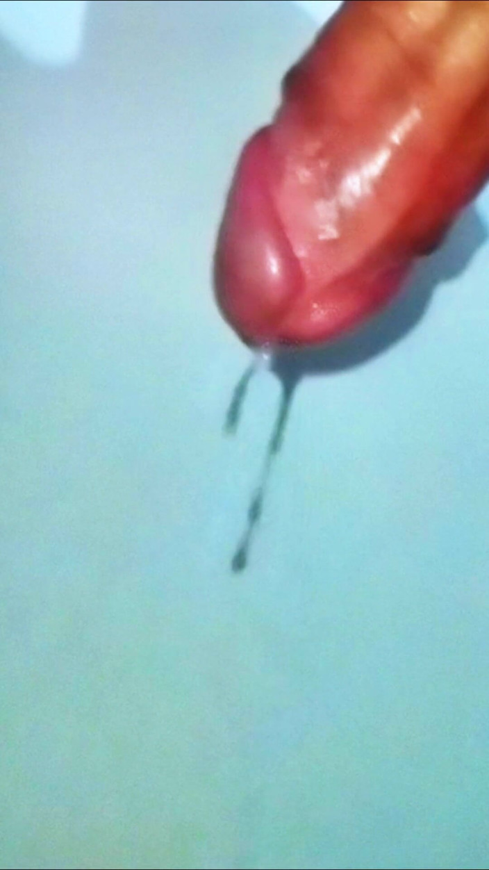 Naughty Cock: 滴る精液を集める口を求める巨大なペニス