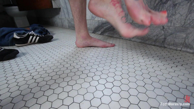 Foot Worship by Kink: Kult w pokoju chłopców