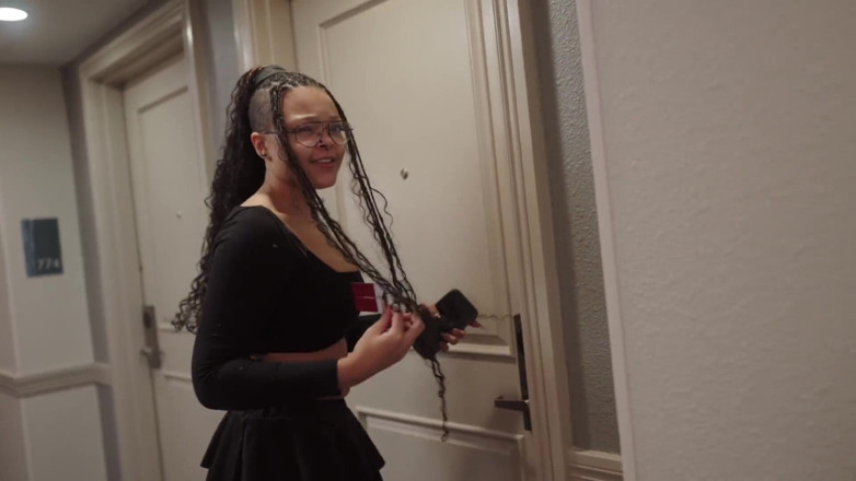 RealMaxxxSteele: Schwarze teen stieftochter teilt ein hotelbett mit stiefvater