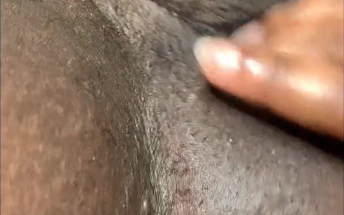 Super sexy ebony cuties: Трение моей киски пальцами, мое очко, сжимая мои огромные сиськи