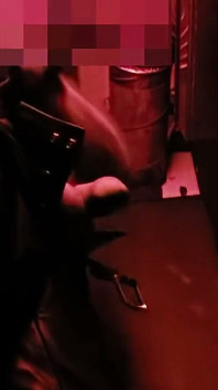ยิงน้ําเงี่ยนอย่างหนักหลังจากล่องเรือในห้องมืด