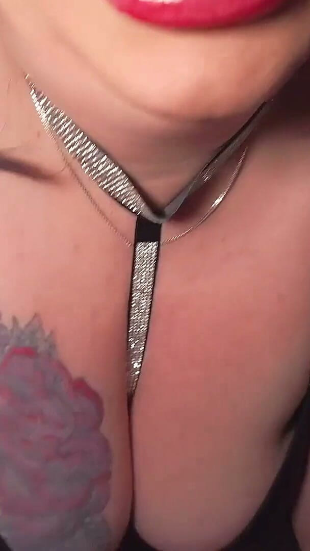 Mia MILF: 두꺼운 자지를 위한 거유