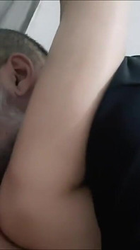 Giocando con la sua figa e i capezzoli un po'