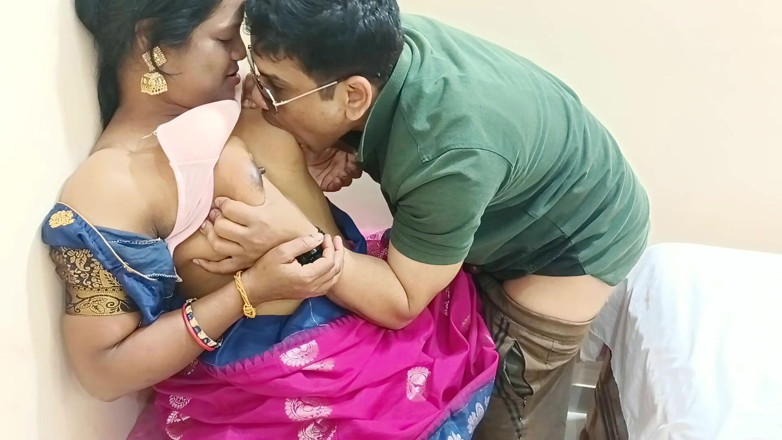 Popmini: 欲火中烧的印度新婚妻子与男朋友独自在卧室发生性关系