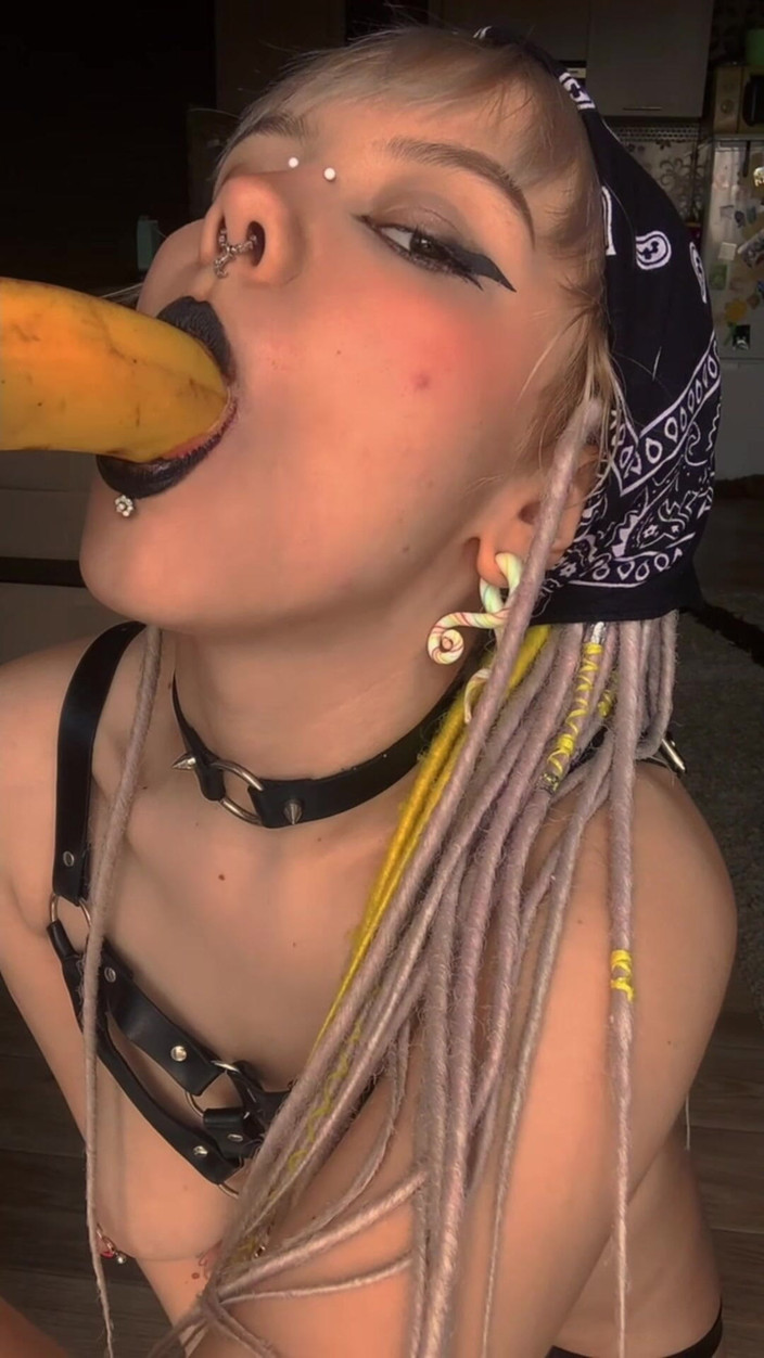 Body_lyric: Alt girl with Dreadlocks pokazuje jej tyłek i daje loda...