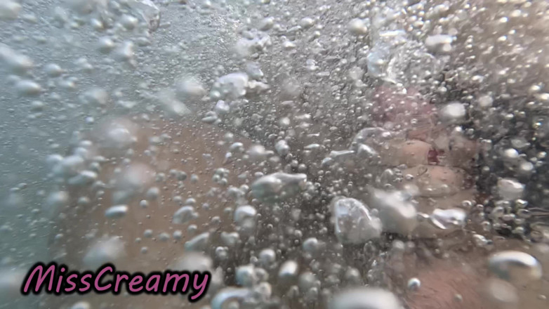 Miss Creamy: Une Demi-sœur Dans Une Piscine Publique Exhibe Une Branlette Risquée...