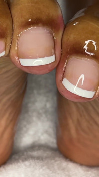 Orta yaşlı seksi kadın Fransız pedikür ayaklarının her yerine yağ sürüyor