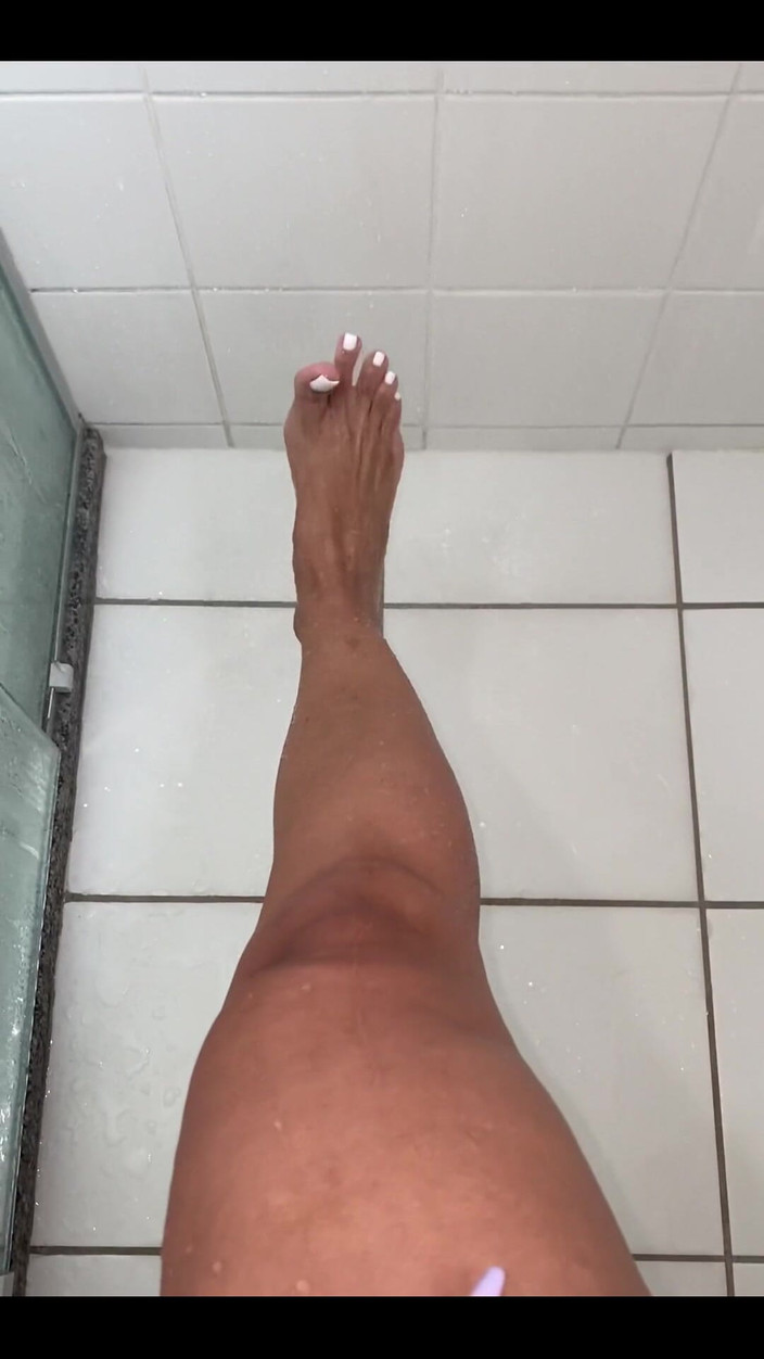 KiffaFeet: Senin için özel duş videosu