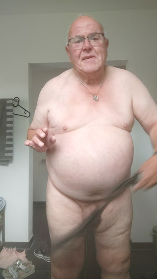 Karlchengeil: Lebih Sedap Cambuk Pada Badan Saya