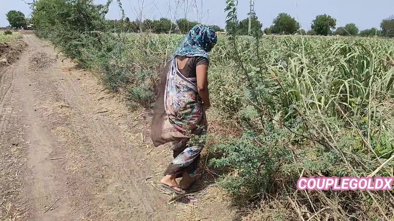 Sexy Komal: Komal na Pissing Farmers Sugar Třtiny Pěstitelé