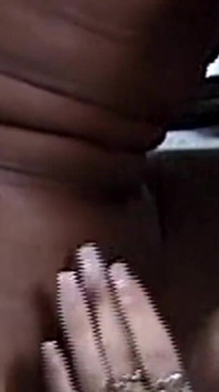 거유를 깜박이고 욱신거리는 자지를 빨아주는 웃는 갈색 머리