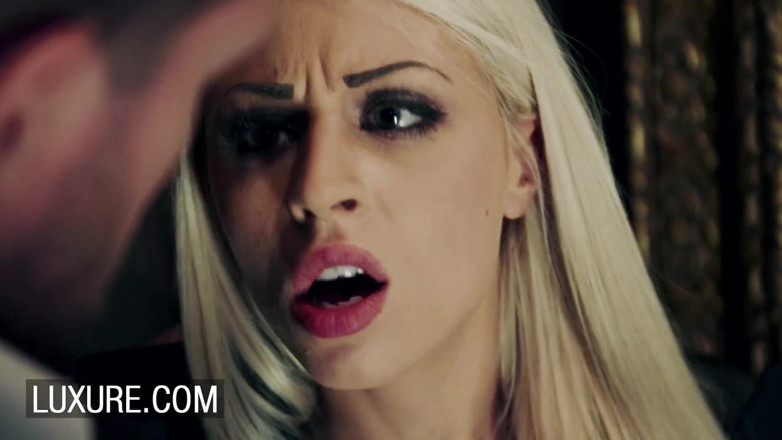 Luxure: La blonde Chloe Lacourt fait un quickie dans une chambre...