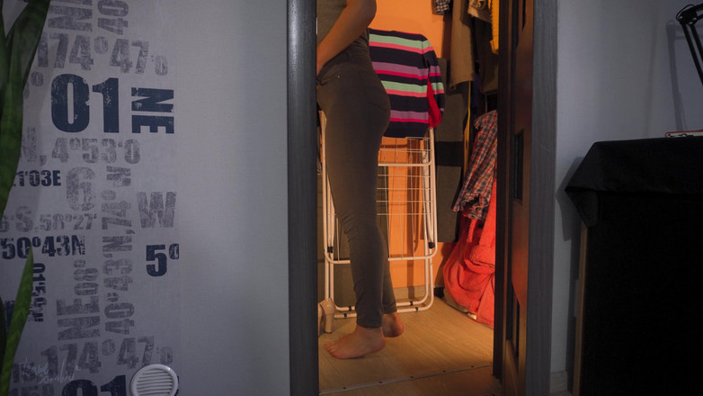 Teasecombo 4K: Sekretaris seksi dengan celana jins ketat menggoda pantatnya dengan celana...