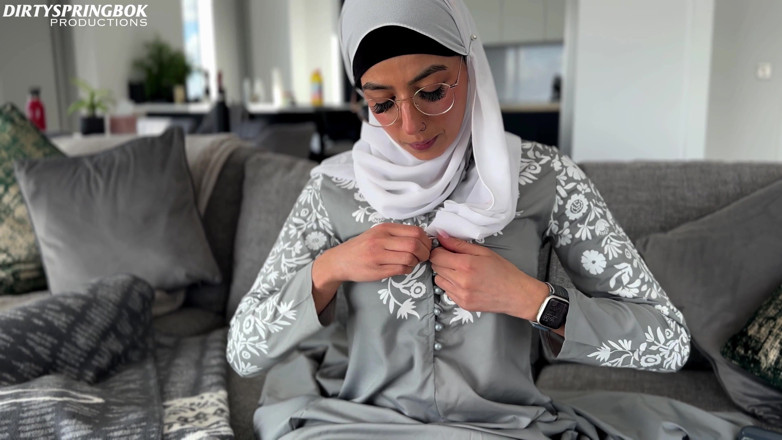 Aaliyah Yasin: 섹스 토이를 발견한 순진한 하녀 Aaliyah Yasin