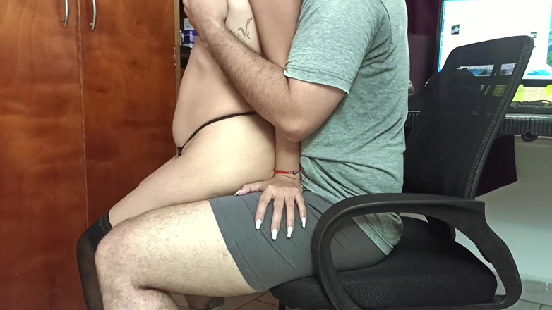 Swingersamateur40: Yolculuğum biraz ertelendi çünkü üvey erkek kardeşim, önümde mastürbasyon yapmak zorundasın. Ne kadar...