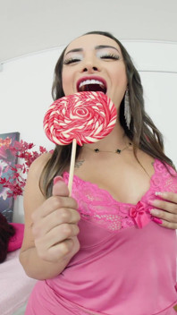 Latina Trans Babes Bertelanjang Sensual di atas katil