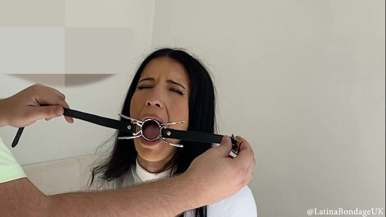 Latina Fetish: Tatti bekam ringknebel, spinnengeknebelt und mit handschellen gefesselt! (mp4 480p)(diskontiert)