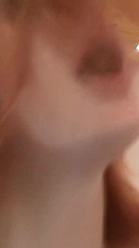 Tetona checa pelirroja milf le gusta el sexo caliente follando su coño mojado