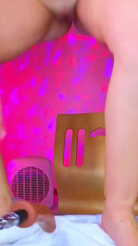BDSMショー!マシンに突かれ続ける間、私の変態的なものを使え