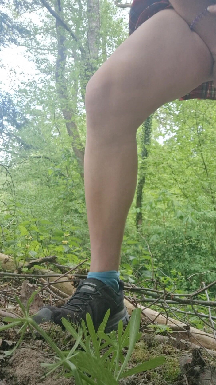 Swissapple: Com o vibrador na floresta - menina suíça