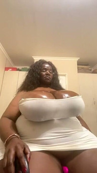 Negra grandota gimiendo fetiche &titsplay