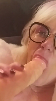 La nonna tedesca gioca con i più eccitanti e grandi giocattoli