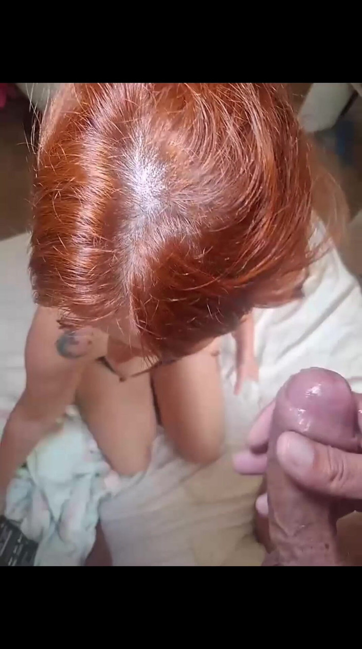 Porcelain Doll: Zrzka se objeví na webové kameře a polyká péro svého...