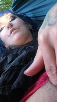 Gothgirl w hamaku, pocieraniu cipki i majtek