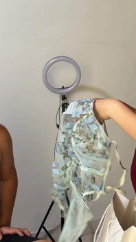我性感的拉丁裔继妹叫我到她的房间给我看她的内衣，我变得饥渴并最终操了她