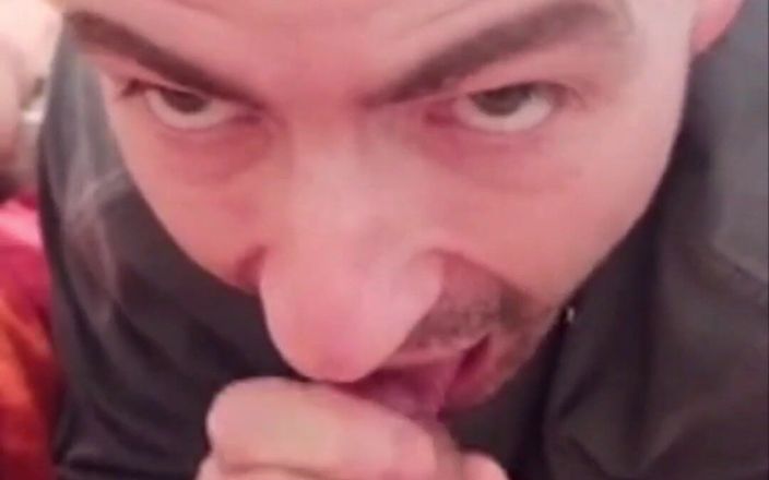 Justin hoodwar: 男が彼の巨根をフェラチオ口に与え、彼女の舌に絶頂