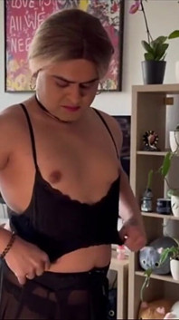 Kadın kılıklı meme ucu ve göt eğitimi ile flogger, kürek, kıskaç