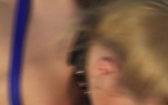 Deutsche Damen: Schitterende blonde Duitse slet hard geneukt in het zwembad