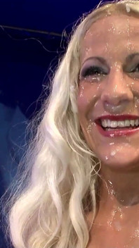 Blond dziwka dostaje jej twarz pokryta spermą podczas ssania wielu kogutów