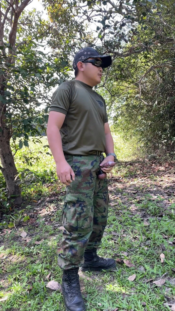 Hiroshi_cr: Solider thai yang lagi sange ngocok kontol dan muncrat di...