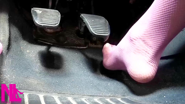 Nyllady: Pedal sensual mengepam dalam jala merah jambu saya