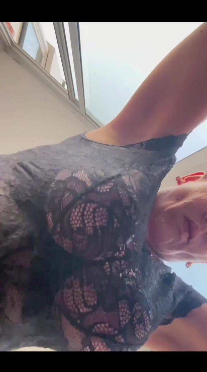 KarmenMilf: Mais maricas em um vestido bonito