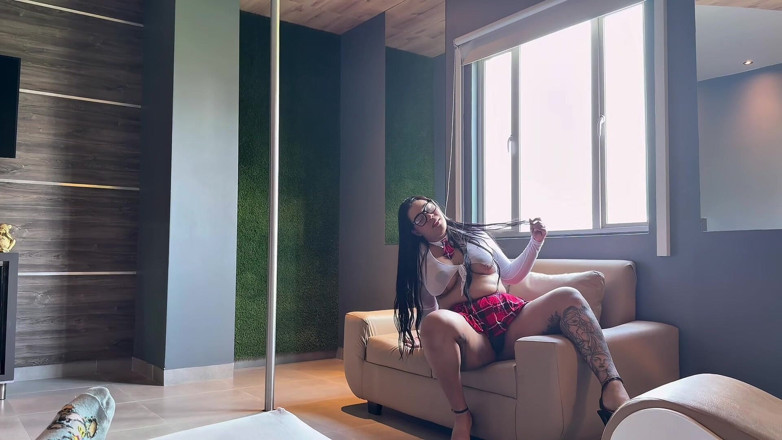 AlejandraGarciax: Una studentessa grande lascia che il suo sedere venga riempito...