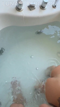 Tante nakal lagi asik liburan sambil menunggu di jacuzzi di sea view villa
