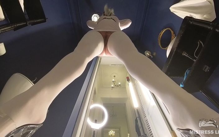 Mistress Legs: Je werd een toilet voor meesteres in witte netkousen en...