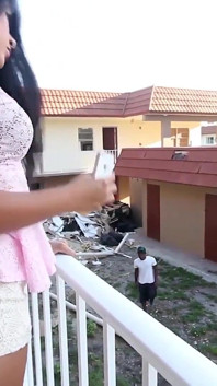 Increíble latina Jazmín Lopez chupa polla afuera