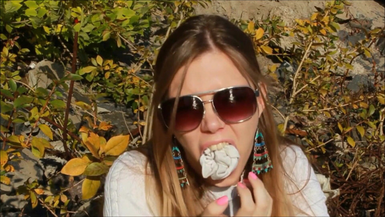 Selfgags classic: Model glamor tersedak
