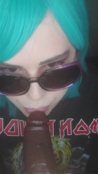 Sissy Mykella ti succhia nel backstage del concerto di metal