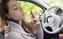 Smokin Fetish: Gadis remaja hot merokok di dalam mobil