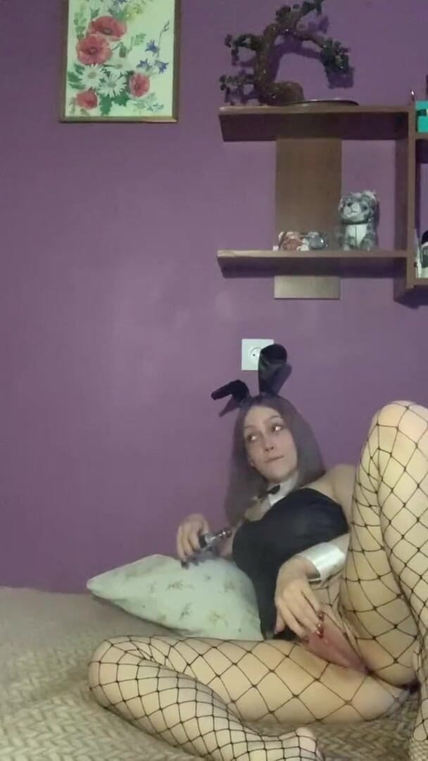 SashaSweet69: Une lapin montre et branle ses trous et se vapote
