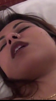 Tina Nandy jí mrdku a šuká zezadu