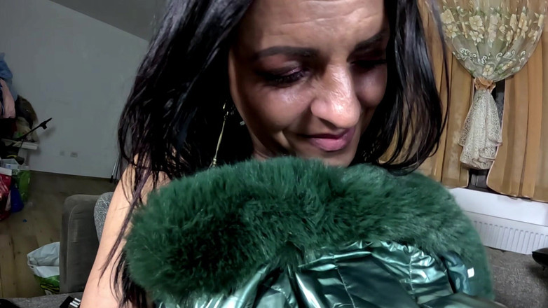 MilfyCalla: Parlak ceketli göğüsler azdırıyor - kabarık ceket, derin dekolte ve yaramaz...