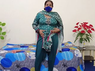 Raju Indian porn: 印度大胸部阿姨用假阳具抚摸阴户并达到高潮
