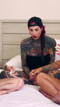 논스톱 재채기 핏을 입은 세 소녀: 화성 솔로, Inked2plz, Andi Wild